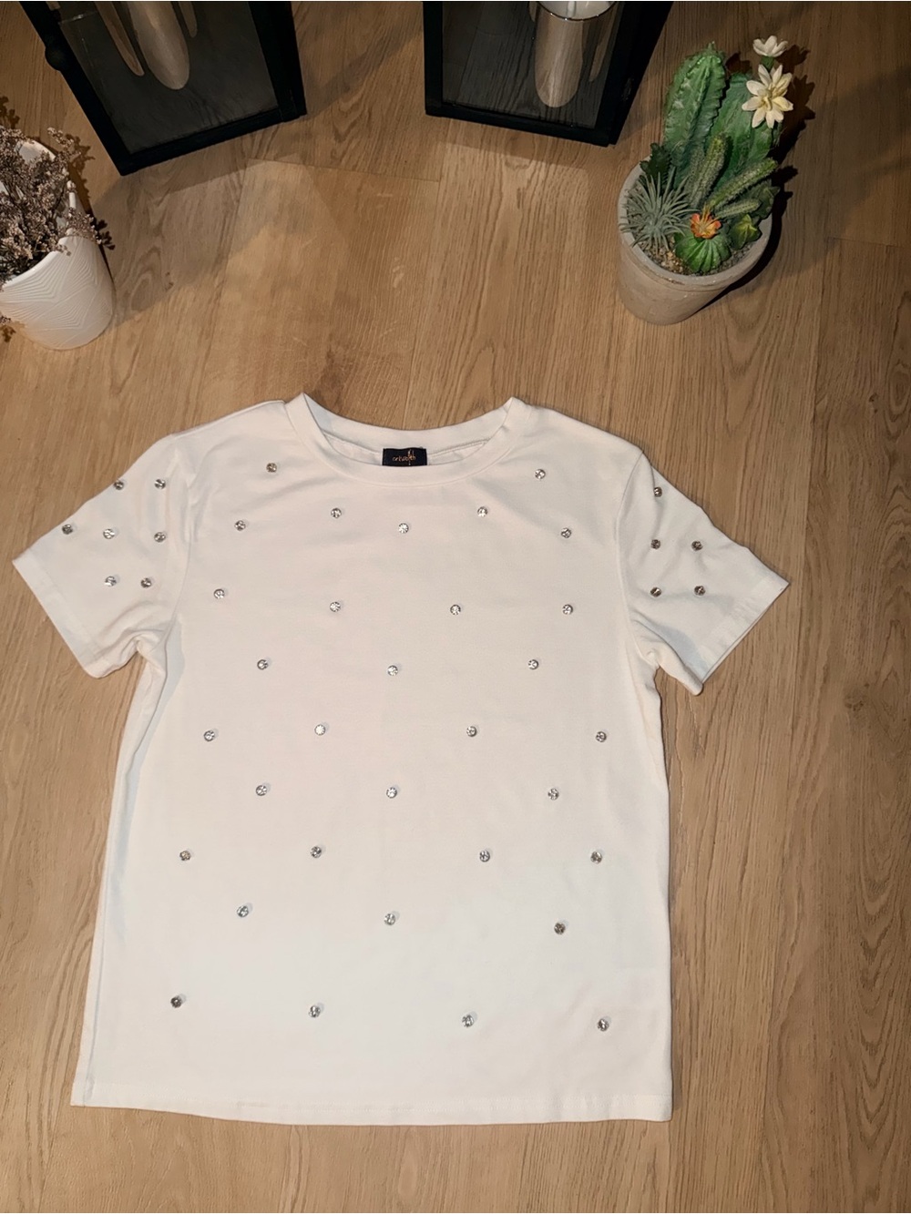 🚨ONLY TODAY🚨
White Short-Sleeve with Silver Stud Detail ( 100% cotton)